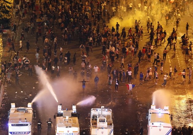 Zamieszki na ulicach Francji po finale piłkarskich MŚ /GUILLAUME HORCAJUELO  /PAP/EPA