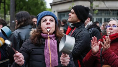 Zamieszki po orędziu Macrona. "Koncert garnków" i barykady