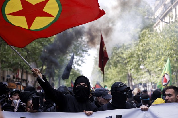 Zamieszki podczas demonstracji 1-majowej w Paryżu /YOAN VALAT  /PAP/EPA