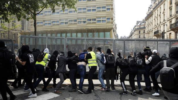 Zamieszki podczas obchodów Święta Pracy w Paryżu /YOAN VALAT  /PAP/EPA