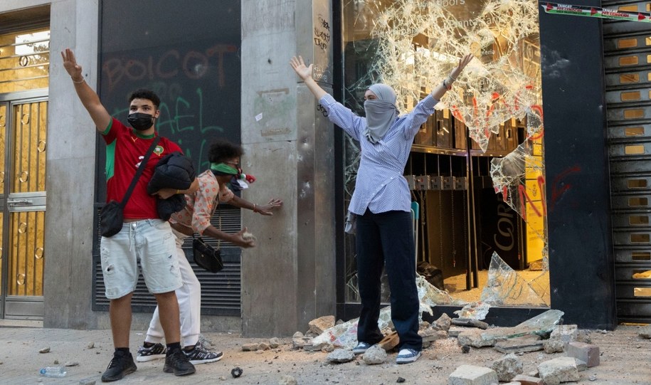 Zamieszki podczas wiecu poparcia dla Palestyny w Barcelonie /MARTA PEREZ /PAP/EPA