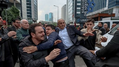 Zamieszki przed siedzibą opozycyjnej partii. W ruch poszły gumowe kule i gaz łzawiący