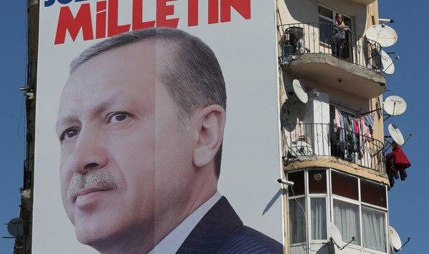 Zamieszki przed turecką placówką mają związek z referendum w sprawie reformy tureckiej konstytucji. Na zdjęciu prezydent Turcji Recep Tayyip Erdogan. /TOLGA BOZOGLU /PAP/EPA