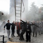 Zamieszki w Albanii. Demonstranci wtargnęli do siedziby opozycji