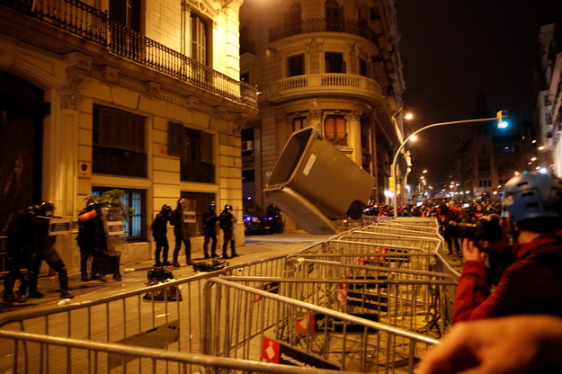 Zamieszki w Barcelonie w obronie rapera /ALENJANDRO GARCIA  /PAP/EPA