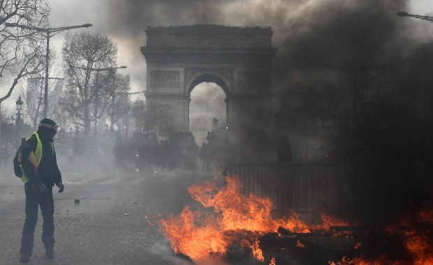 Zamieszki w centrum Paryża. Z trudem uratowano matkę z dzieckiem