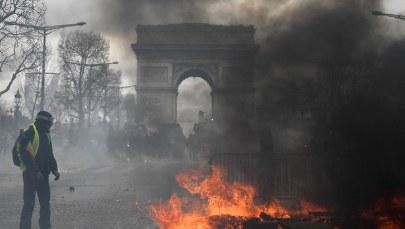 Zamieszki w centrum Paryża. Z trudem uratowano matkę z dzieckiem