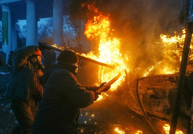 Zamieszki w Kijowie rozpoczęły się w niedzielę po południu /SERGEY DOLZHENKO /PAP/EPA