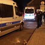 Zamieszki w Knurowie po śmierci 27-latka. 14 rannych policjantów, 6 zatrzymanych kibiców