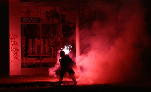 ​Zamieszki w Los Angeles nie ustają. Władze wprowadzają godzinę policyjną