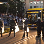 Zamieszki w Lubinie. 40 zatrzymanych po proteście przed komendą, ranni policjanci