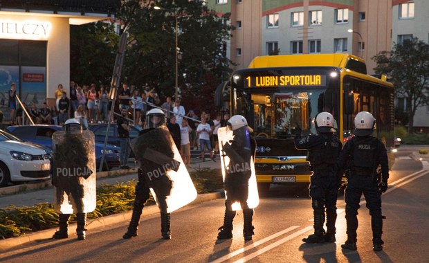 Zamieszki w Lubinie. 40 zatrzymanych po proteście przed komendą, ranni policjanci