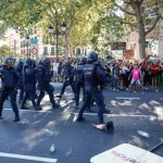 Zamieszki w Madrycie. Agresywny tłum zatrzymał kolarzy, policja użyła gazu