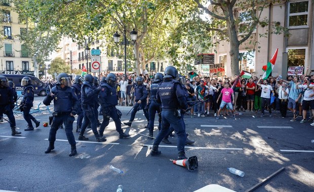 Zamieszki w Madrycie. Agresywny tłum zatrzymał kolarzy, policja użyła gazu
