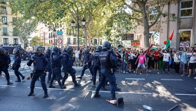 Zamieszki w Madrycie. Agresywny tłum zatrzymał kolarzy, policja użyła gazu