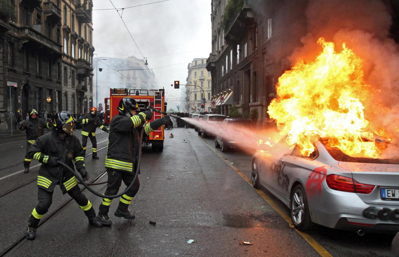 Zamieszki w Mediolanie: Strażacy gaszą płonące samochody /MATTEO BAZZI    /PAP/EPA