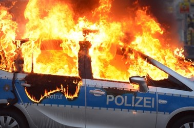 Zamieszki w Niemczech. Płoną radiowozy, zamknięto szkoły