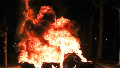 Zamieszki w Paryżu. Barykady i płomienie na ulicach francuskiej stolicy