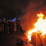 Zamieszki w Paryżu. Demonstranci wznoszą barykady