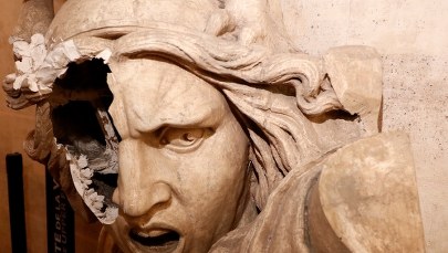 Zamieszki w Paryżu: Łuk Triumfalny zbezczeszczony. Marianne zdewastowana