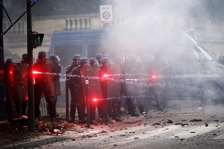 Zamieszki w Paryżu podczas protestu pracowników służby zdrowia /YOAN VALAT  /PAP/EPA