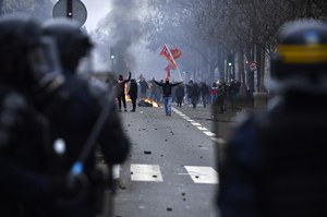 Zamieszki w Paryżu. Policja użyła gazu łzawiącego