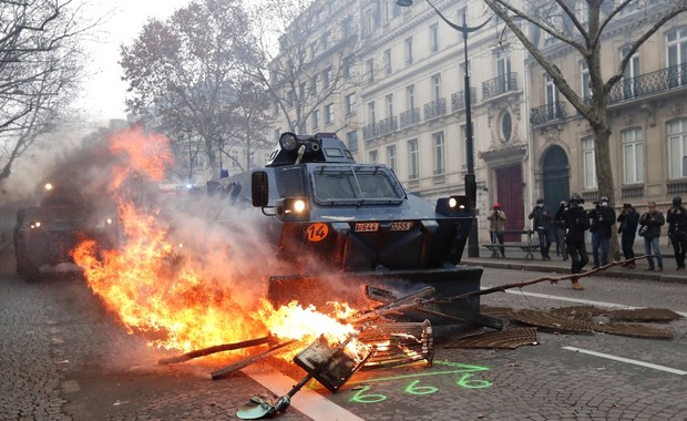 Zamieszki w Paryżu! Wozy opancerzone niszczą barykady