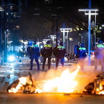 Zamieszki w Rotterdamie: Siedem osób rannych. Policjanci oddali strzały