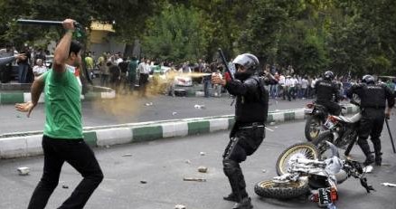 Zamieszki w  Teheranie kosztowały życie wielu osób /AFP