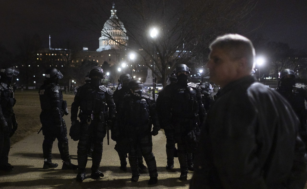 Zamieszki w Waszyngtonie: Cztery osoby zmarły, znaleziono dwie bomby