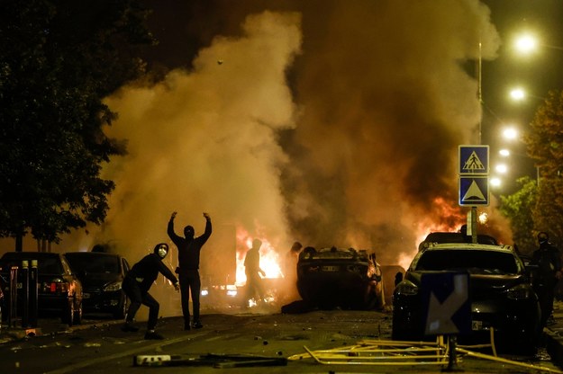 Zamieszki we Francji po zastrzeleniu 17-latka przez policjanta /YOAN VALAT  /PAP/EPA