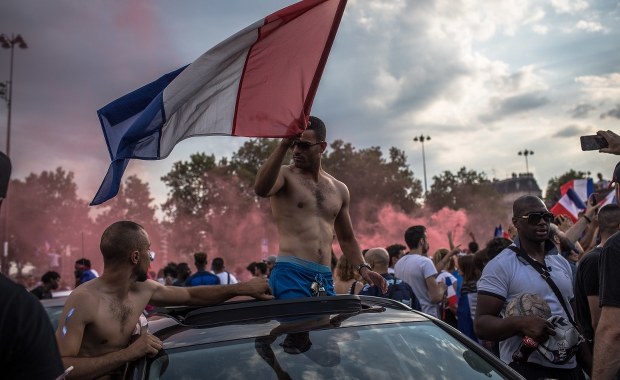 Zamieszki we Francji po zwycięstwie Trójkolorowych. Radiowozy otoczyły Pola Elizejskie