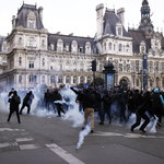 ​Zamieszki wokół paryskiego ratusza. Ostra odpowiedź policji