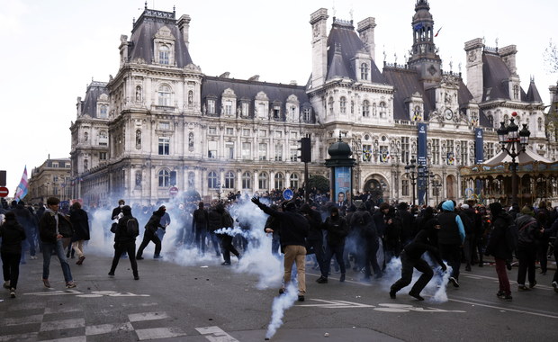 ​Zamieszki wokół paryskiego ratusza. Ostra odpowiedź policji