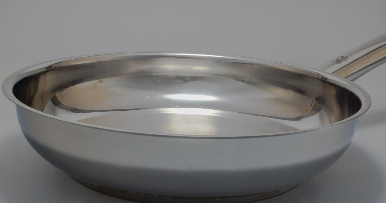 Замість металевого скребка чистіть пательні кулькою з фольги - це ефективний і більш лагідний метод /pixabay.com