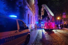 Zamknęła dwoje dzieci w domu i poszła na piwo. Strażacy wyciągnęli je przez okno