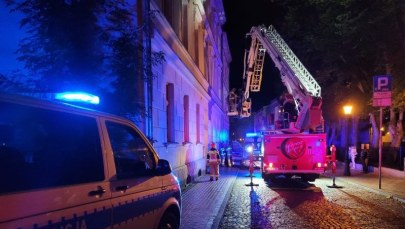 Zamknęła dwoje dzieci w domu i poszła na piwo. Strażacy wyciągnęli je przez okno