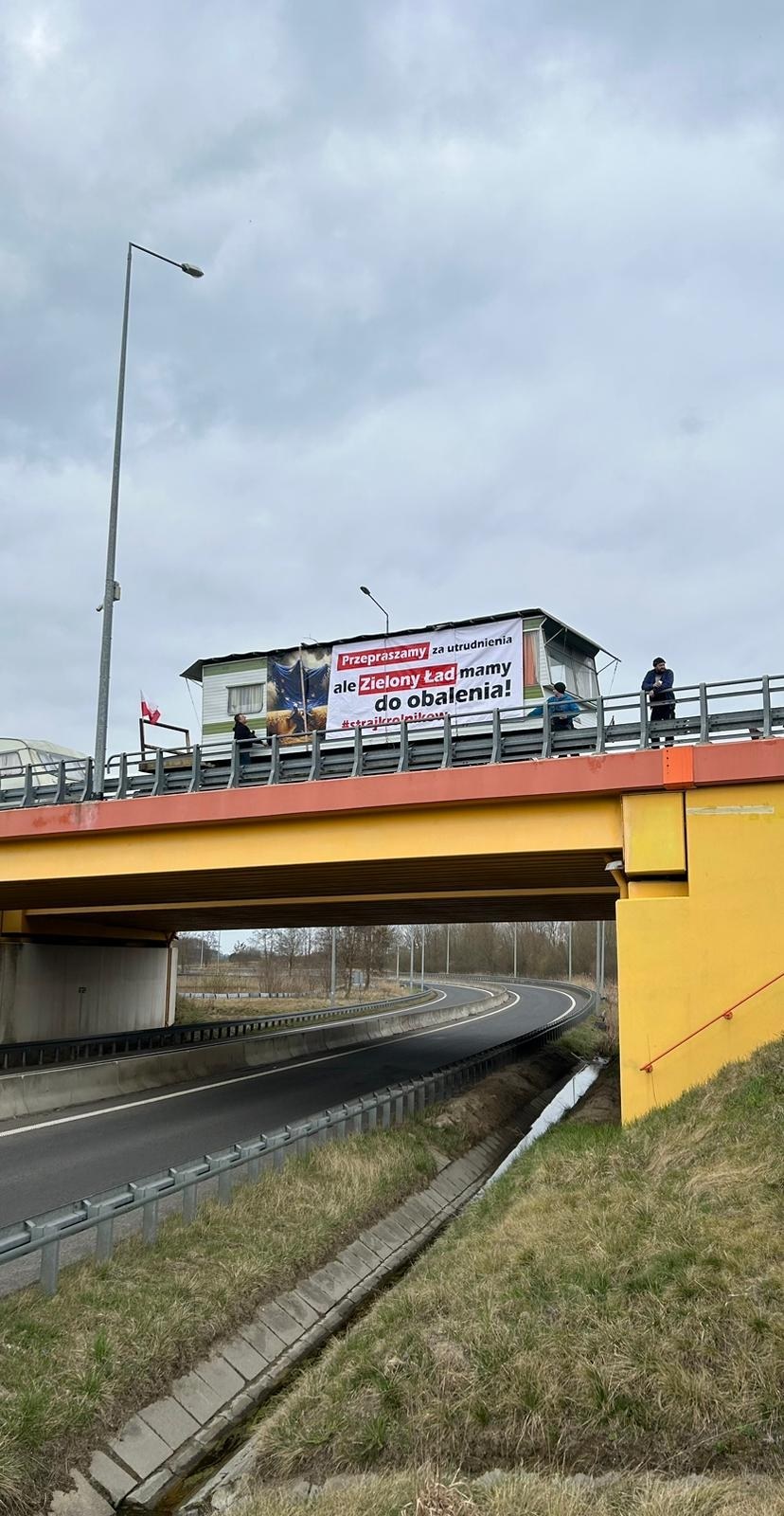 Zamknięcie drogi między Gorzowem a Pyrzycami powodowało, że podróżujący tą trasą samego protestu nie widzieli. /Roman Waszczyk, Protest Rolników /