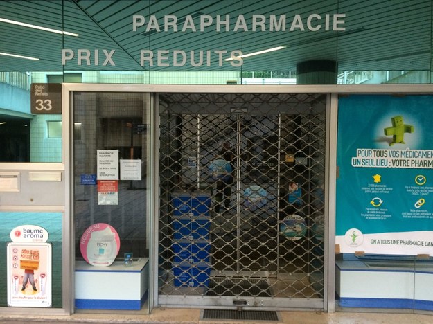Zamknięta apteka w Paryżu /Marek Gładysz (RMF FM) /RMF FM