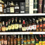 Zamknięte bary, sprzedaż whisky drastycznie spada
