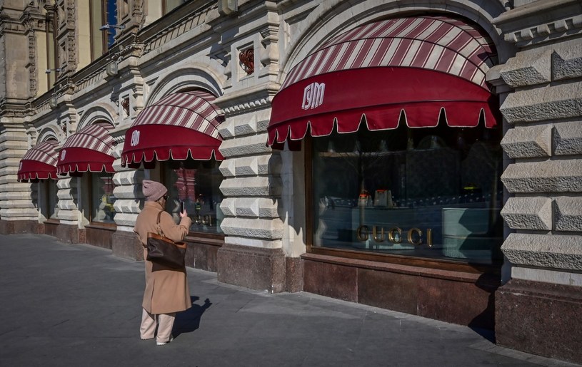 Zamknięte butiki w luksusowym domu towarowym GUM w centrum Moskwy (zdj. ilustracyjne) /AFP