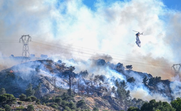 Zamknięte lotnisko, setki strażaków w akcji. Dramat zaczął się od pożaru auta