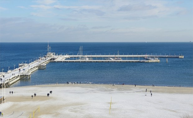 Zamknięte mola w Gdańsku i Sopocie. Ostrzeżenia IMGW, trudne warunki na drogach