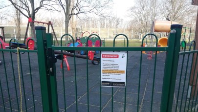 Zamknięte place zabaw i boiska w Warszawie. "Nie lekceważmy zagrożenia"
