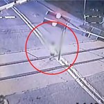Zamknięte rogatki, 6-latek na torach. O włos od tragedii FILM
