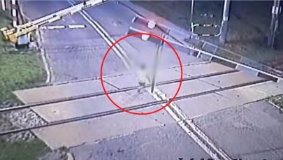 Zamknięte rogatki, 6-latek na torach. O włos od tragedii FILM
