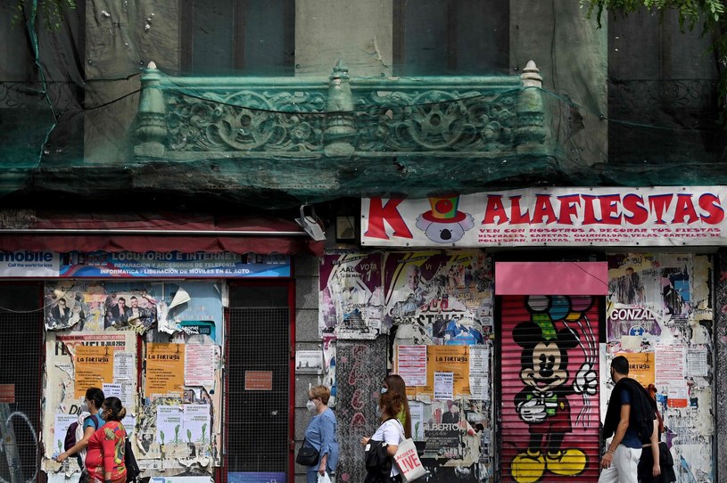 Zamknięte sklepy w dzielnicy Madrytu Vallecas /AFP