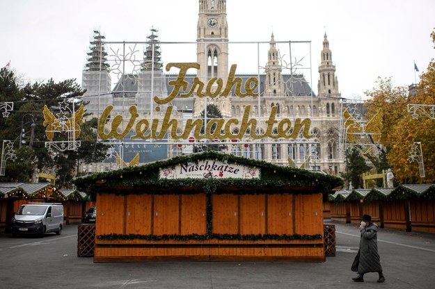 Zamknięte stoisko na jednym z jarmarków bożonarodzeniowych w Wiedniu /CHRISTIAN BRUNA /PAP/EPA
