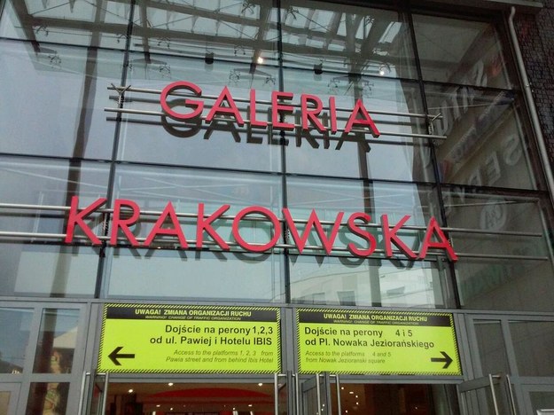 Zamknięte wejście do galerii handlowej przy dworcu /Edyta Bieńczak /RMF FM