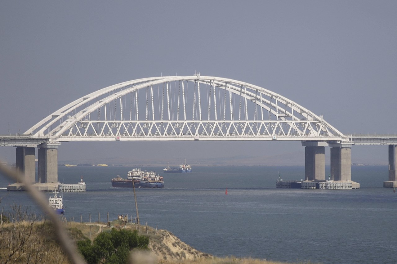 Zamknięto Most Krymski. "Okna drżą od wybuchów"